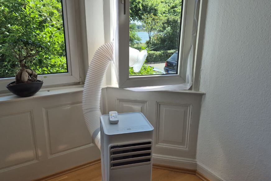 Comfee Breezy Cool 2.6 mobile Klimaanlage von der Seite mit Abmessungsangaben